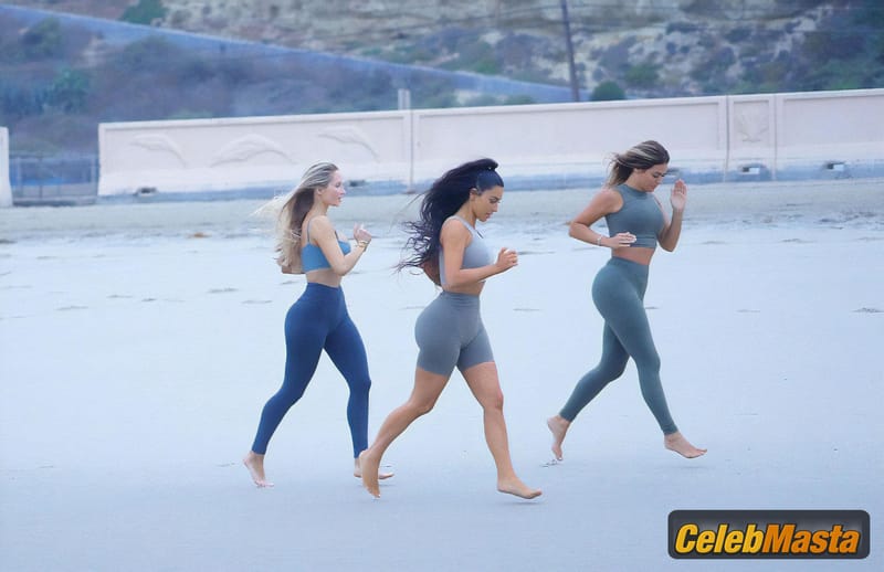 Kim Kardashian Sexy for a Yoga Session on the Beach in Los Angeles Photo Gallery photo 2