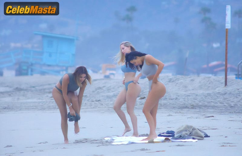 Kim Kardashian Sexy for a Yoga Session on the Beach in Los Angeles Photo Gallery photo 3
