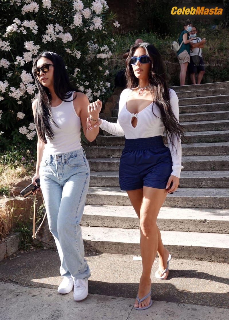 Kim Kardashian Sexy Seen Sightseeing in Rome Photo Gallery photo 3