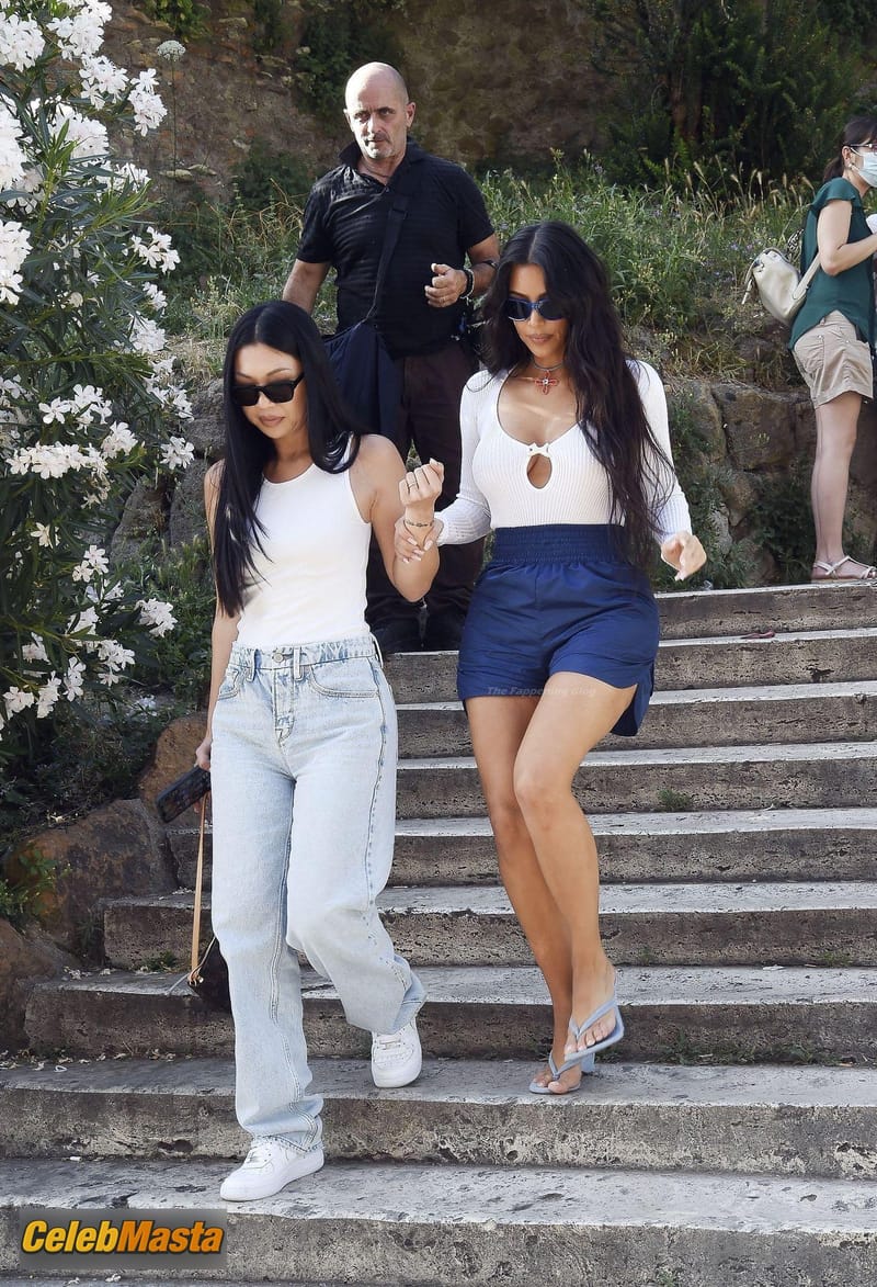 Kim Kardashian Sexy Seen Sightseeing in Rome Photo Gallery photo 4