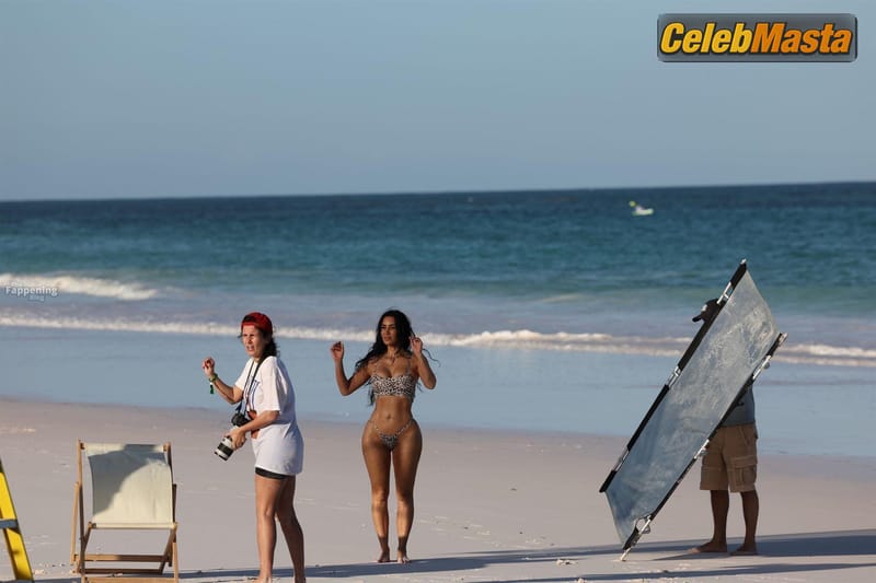 Kim Kardashian Sexy Spotted Posing Her Sizzling Bikini Body While Doing A Photoshoot In The Bahamas Beach photo 3