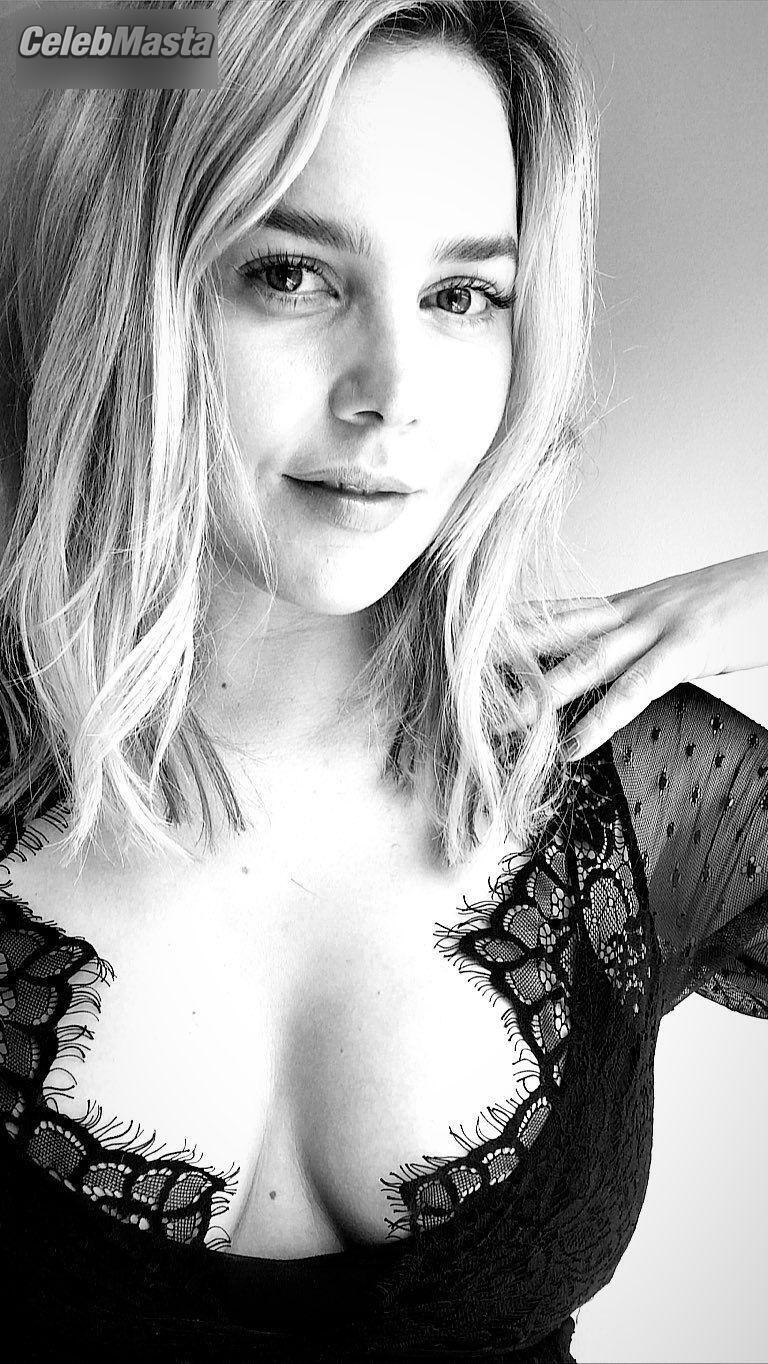 Abbie Cornish showed off her cleavage in a close-up photoshoot photo 2