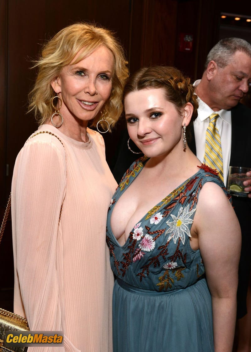 Abigail Breslin Cleavage at the 2016 Greenwich international Film Festival in Greenwich Photo Gallery photo 3