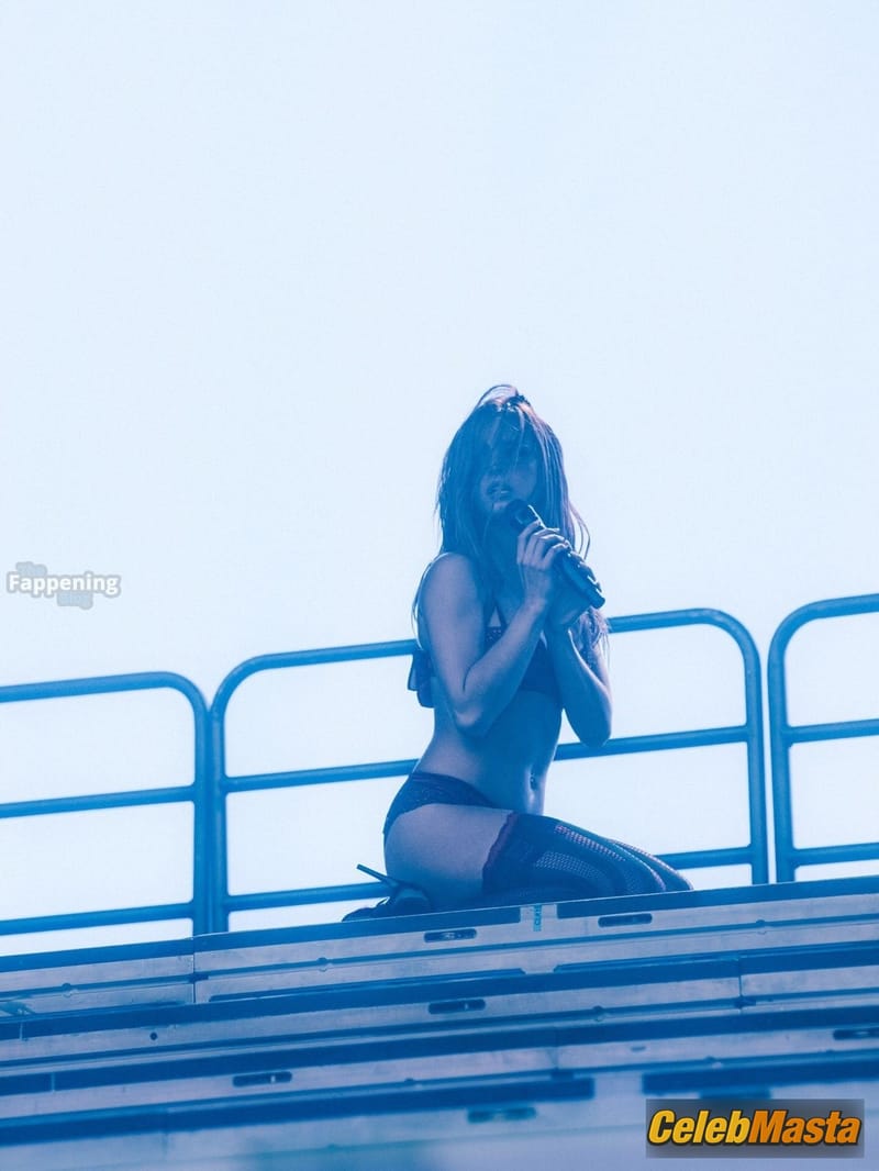 Addison Rae Sexy And Sizzling Photos At Lollapalooza Music Festival photo 2