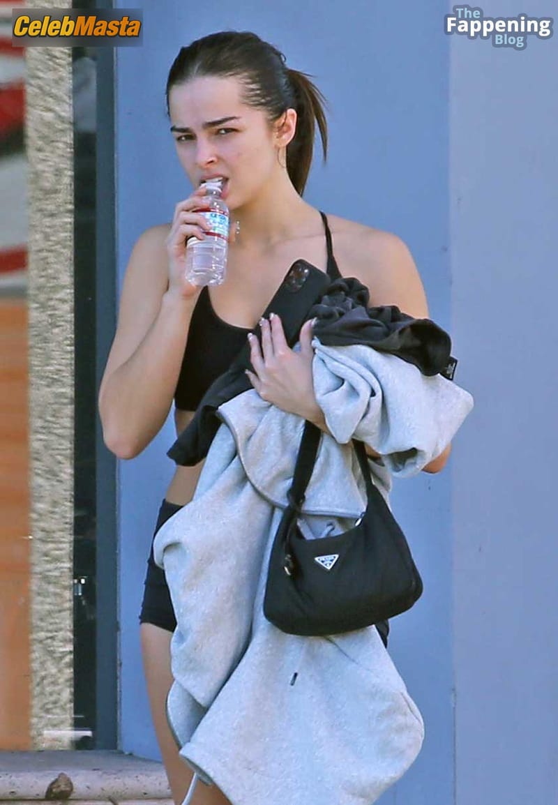 Addison Rae Sexy Photos Showing Off Her Hot Legs and Curves in Los Angeles photo 3