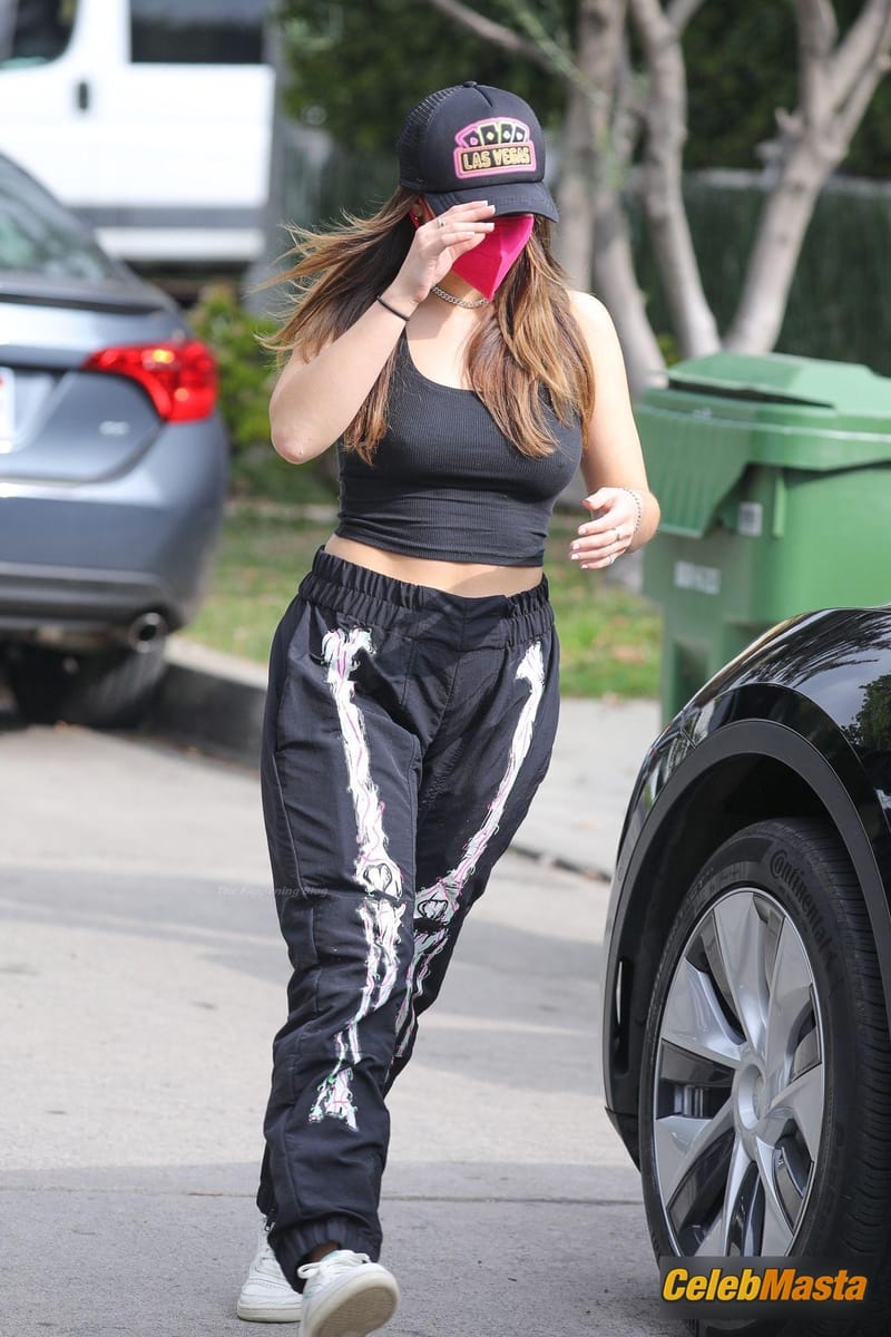 Addison Rae Sexy Rocks Joggers For Morning Workout in West Hollywood Photo Gallery photo 4