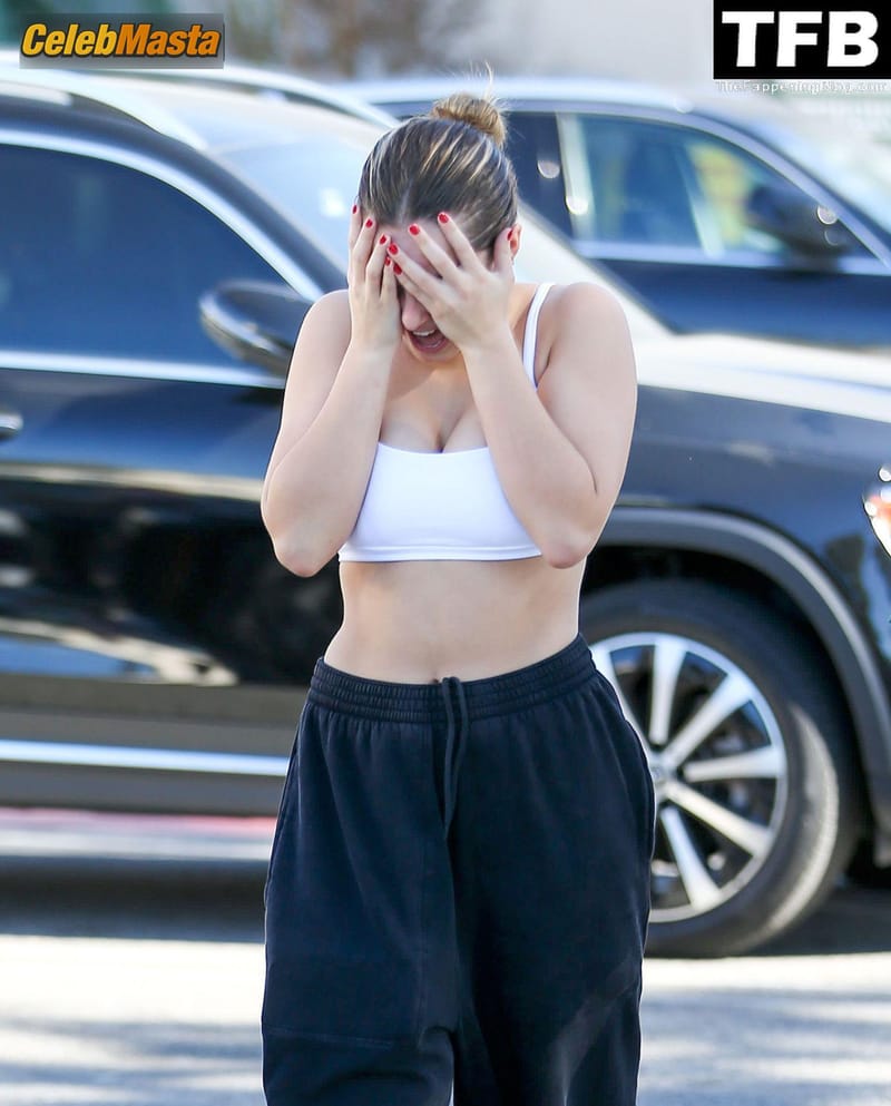 Addison Rae Sexy Seen Flaunting Her Hot Tits In A Sports Bra in West Hollywood Photo Gallery photo 2