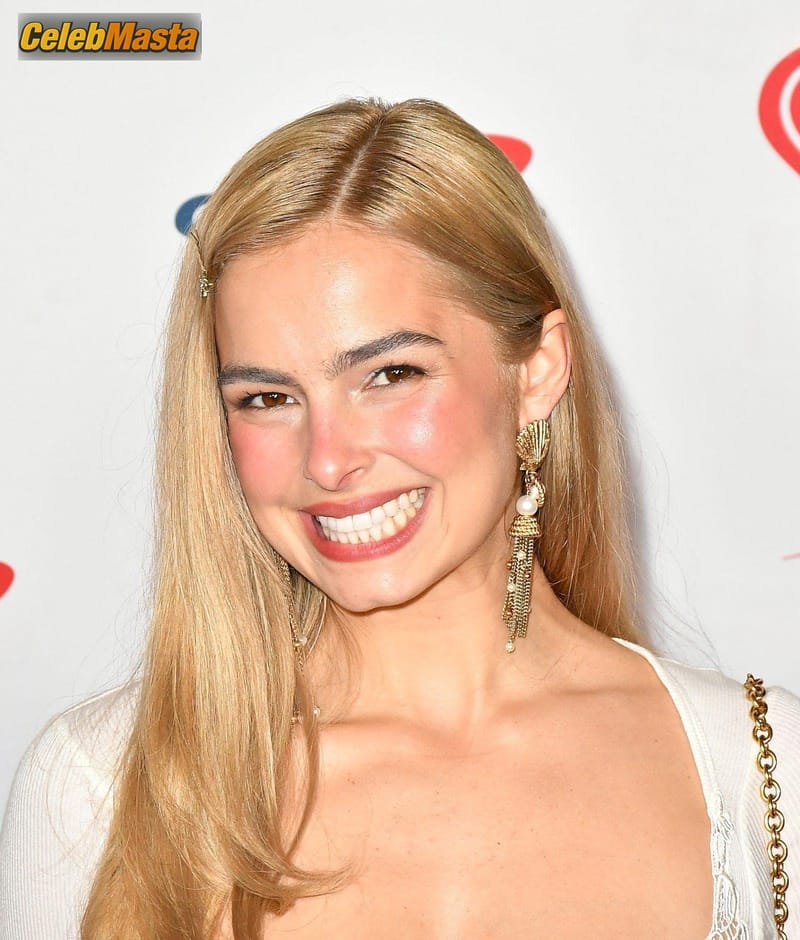 Addison Rae Sexy Flaunts Her Hot Legs In A Sultry Lace Dress At 102.7 KIIS FMs Jingle Ball 2024 In Los Angeles Photo Gallery photo 4