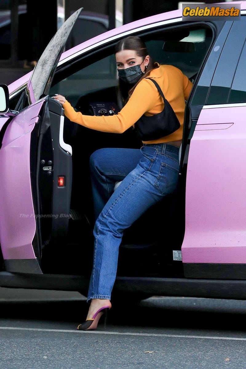Addison Rae Sexy Goes Braless Shopping In Beverly Hills Photo Gallery photo 2