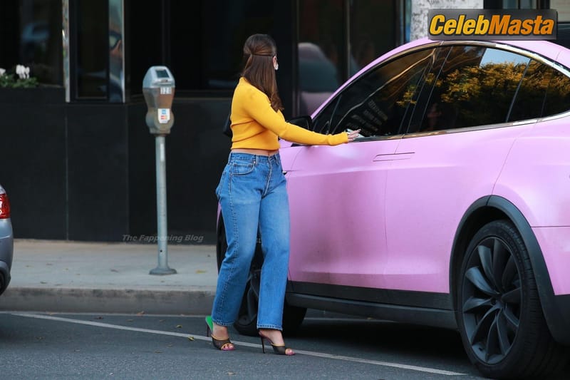 Addison Rae Sexy Goes Braless Shopping In Beverly Hills Photo Gallery photo 4