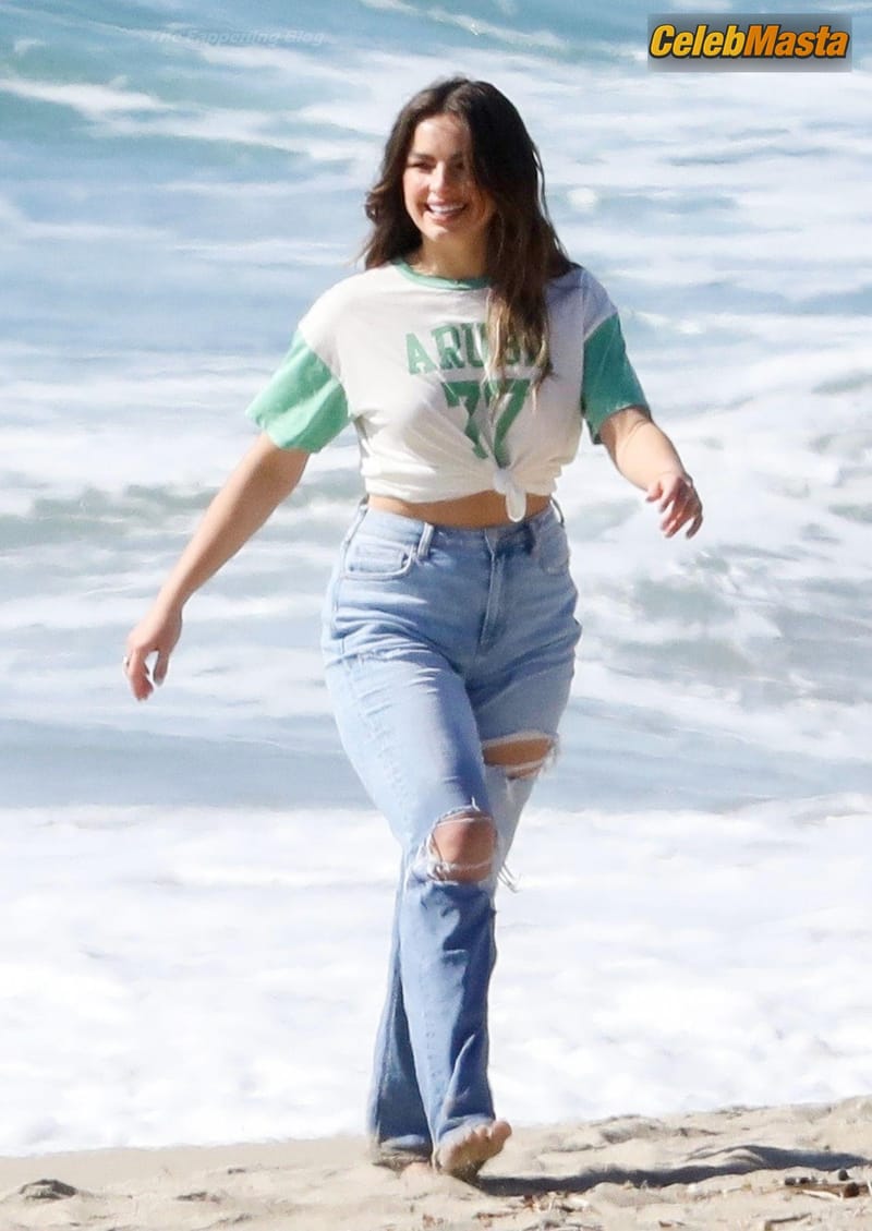 Addison Rae Sexy Has A Blast During Malibu Beach Photoshoot photo 2
