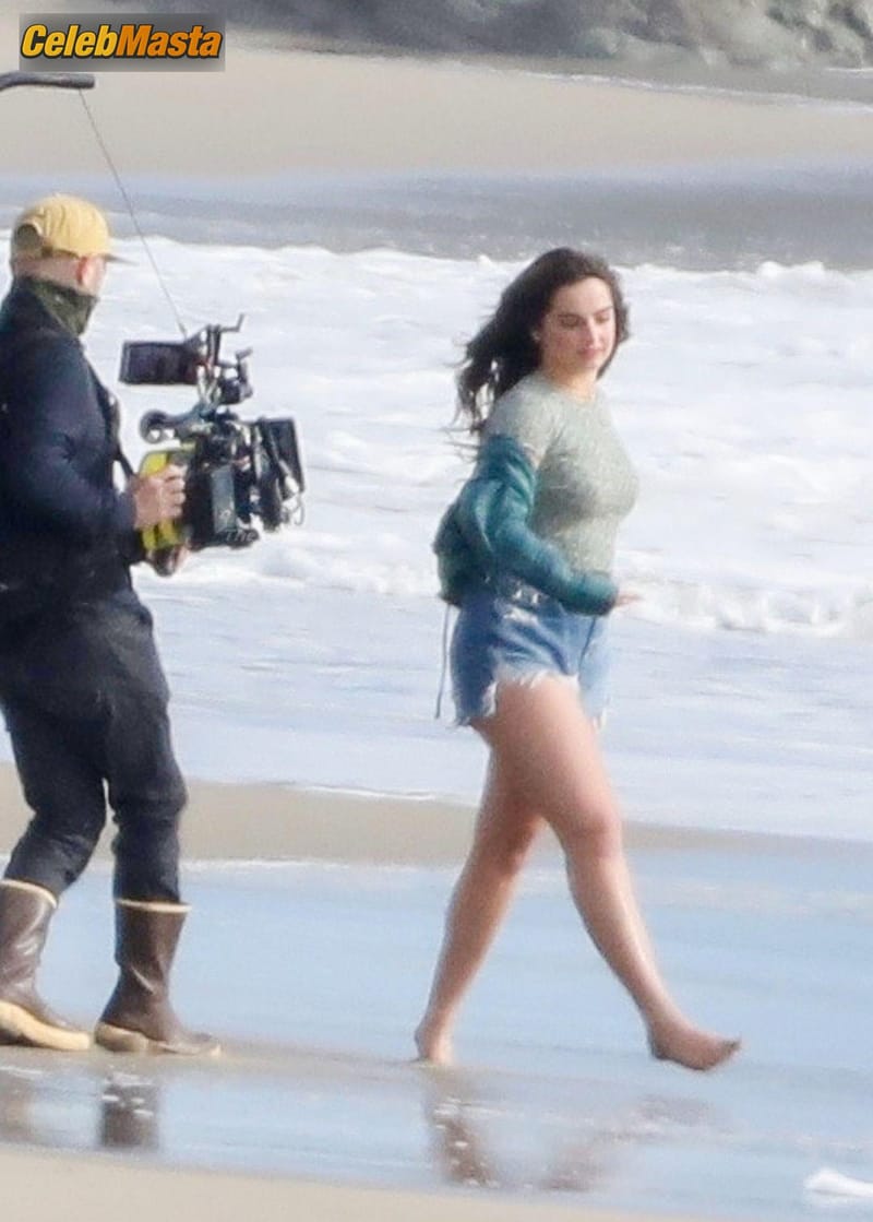 Addison Rae Sexy Has A Blast During Malibu Beach Photoshoot photo 3