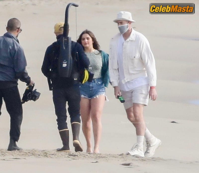 Addison Rae Sexy Has A Blast During Malibu Beach Photoshoot photo 4