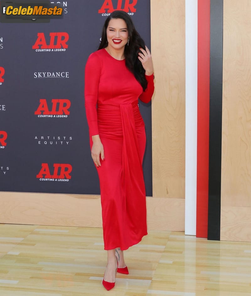 Adriana Lima Flaunts Her Sexy Look Photo Gallery photo 2