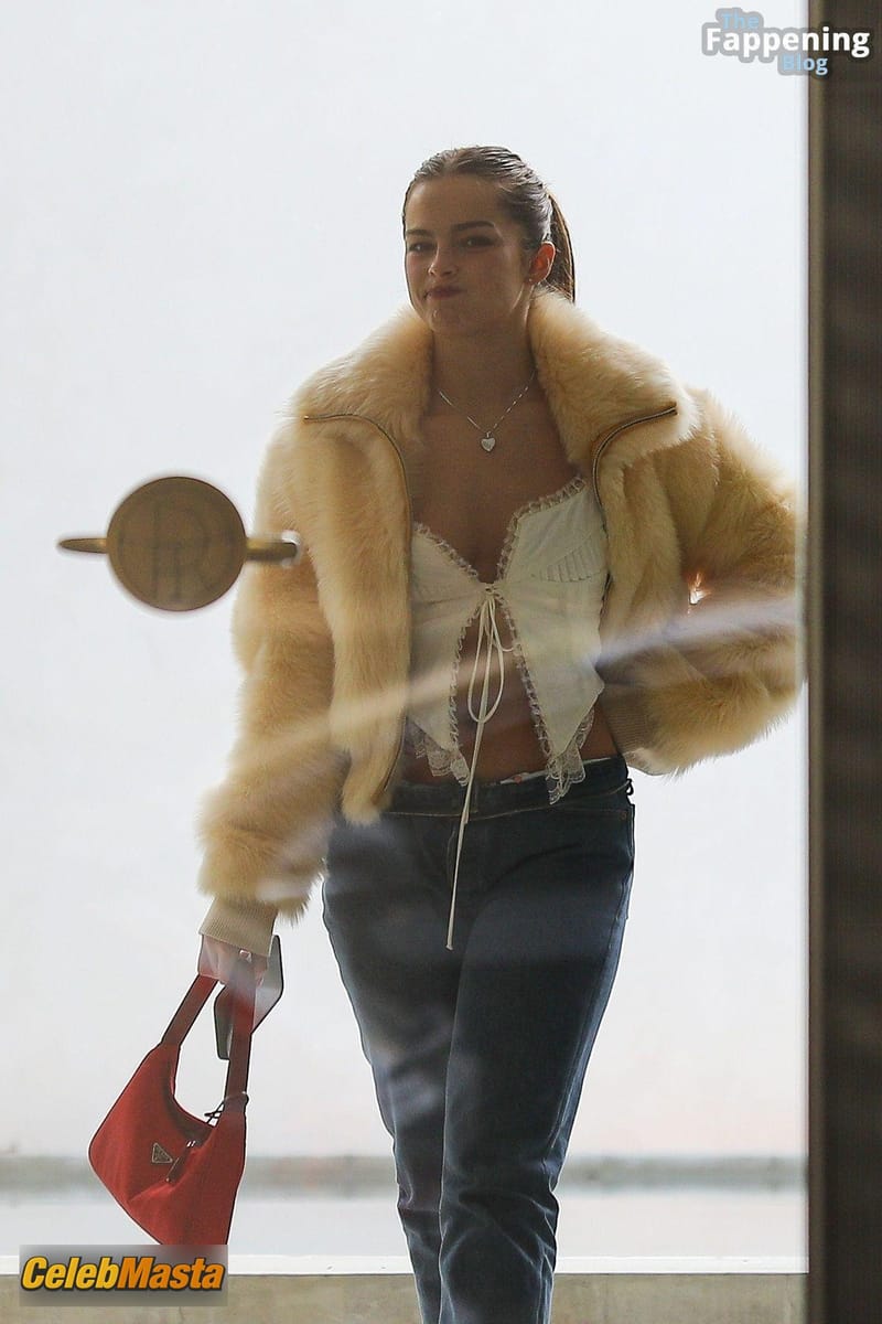 Addison Rae Sexy Flaunts Her Hot Tits in Los Angeles Photo Gallery photo 2