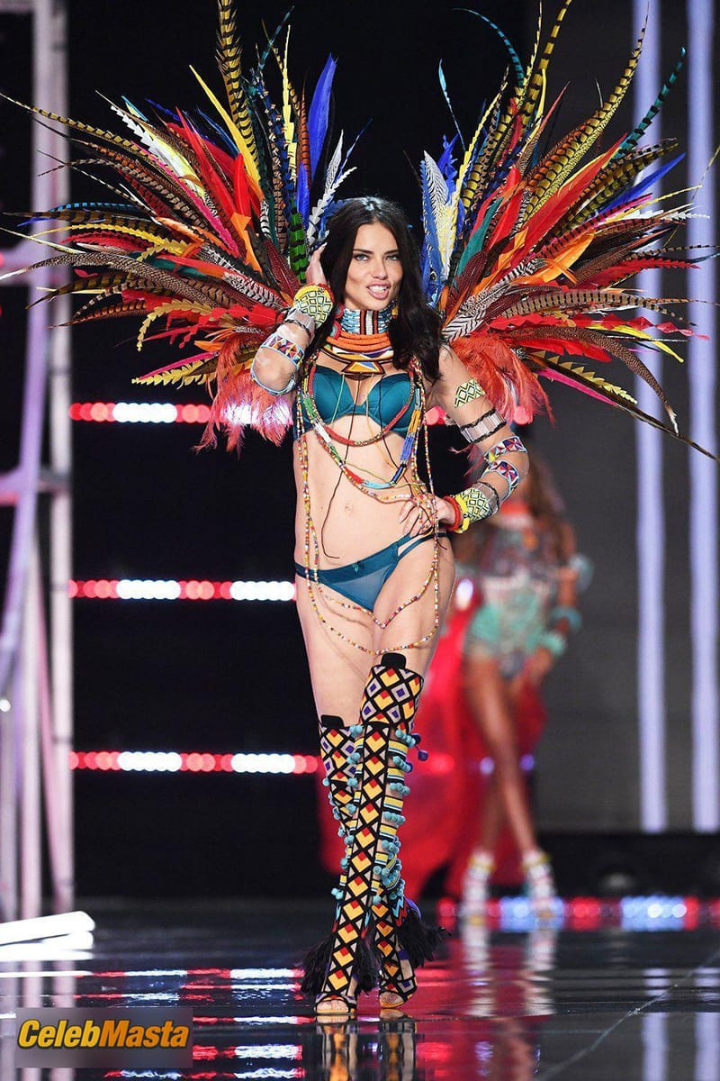 Adriana Lima Sexy Walks the Runway During 2017 Victoria’s Secret Fashion Show in Shanghai, China Photo Gallery photo 2