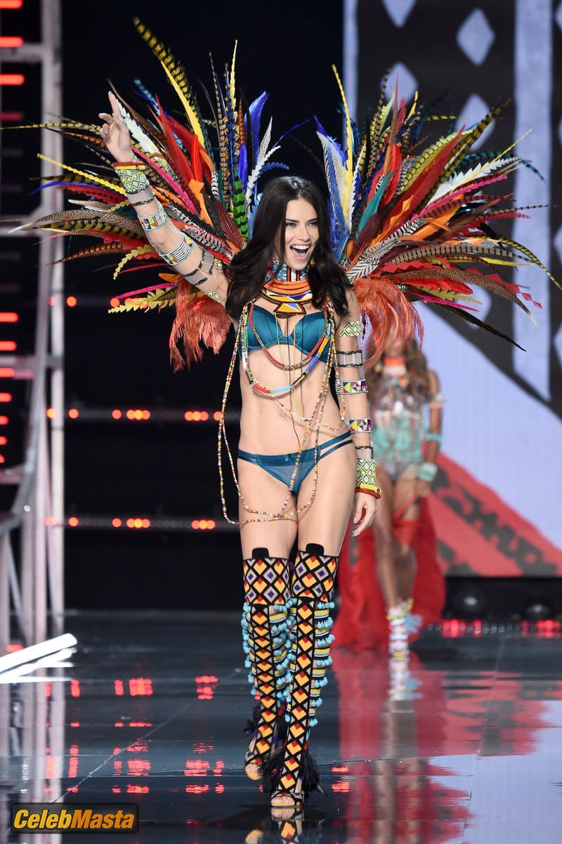 Adriana Lima Sexy Walks the Runway During 2017 Victoria’s Secret Fashion Show in Shanghai, China Photo Gallery photo 3