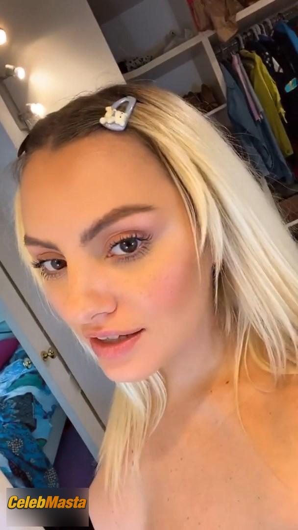 Alexandra Stan showed her tits while singing and posing topless for her fappers Photo Gallery photo 1