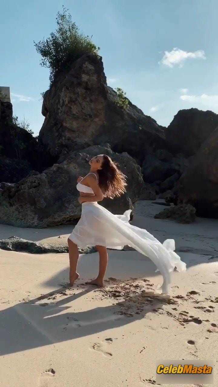 Alexis Ren sexy photos from her new photoshoot in Hawaii photo 4