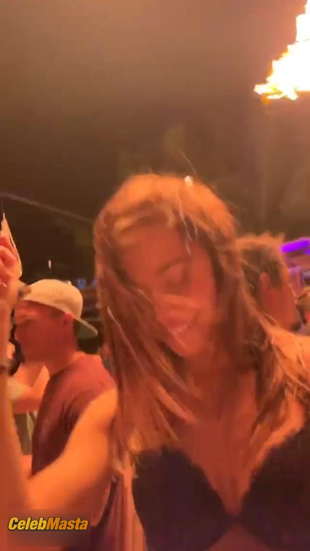 Alexis Ren sexy pics and videos from her vacation photo 3
