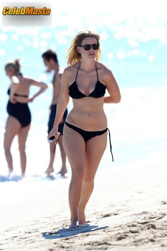 Alice Eve Sexy in Black Bikini At The Beach In Miami (24 November 2012, She Was 30 Years) Photo Gallery photo 2