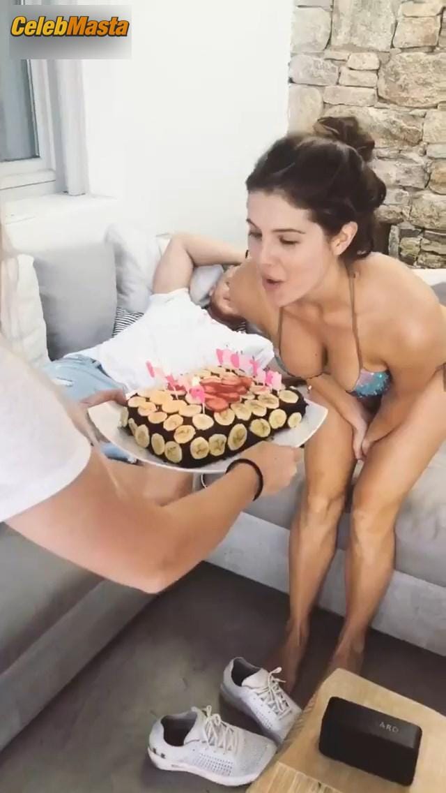 Amanda Cerny Sexy Celebrating 27th Birthday in Mykonos Greece Photo Gallery photo 2