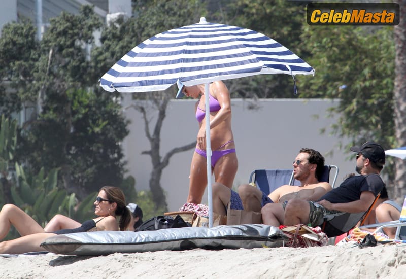 Ali Larter Sexy with husband Hayes MacArthur at the beach in Malibu Photo Gallery photo 3