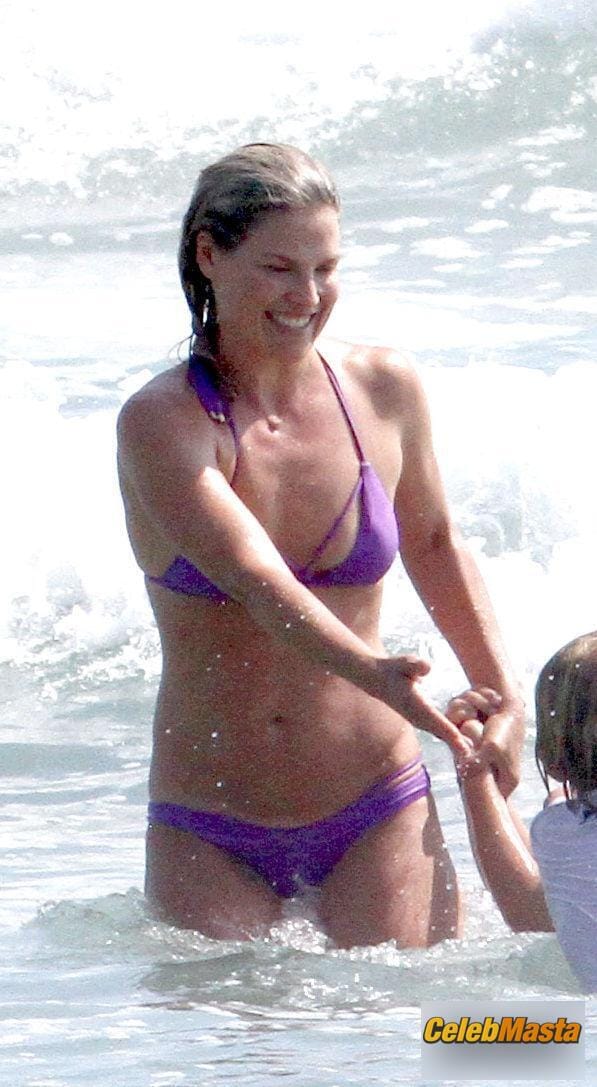 Ali Larter Sexy with husband Hayes MacArthur at the beach in Malibu Photo Gallery photo 4