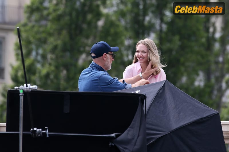 Amanda Seyfried Upskirt On the Set of A Photoshoot in Paris photo 3