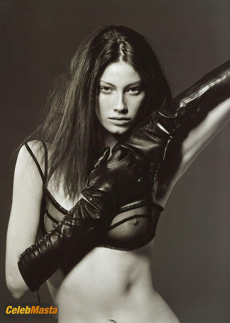 Alyssa Sutherland And Sexy Staggering Photo Collection photo 3
