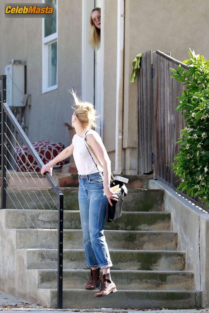 Amber Heard Braless seen in a white t-shirt without a bra visiting a friend in Los Angeles Photo Gallery photo 3