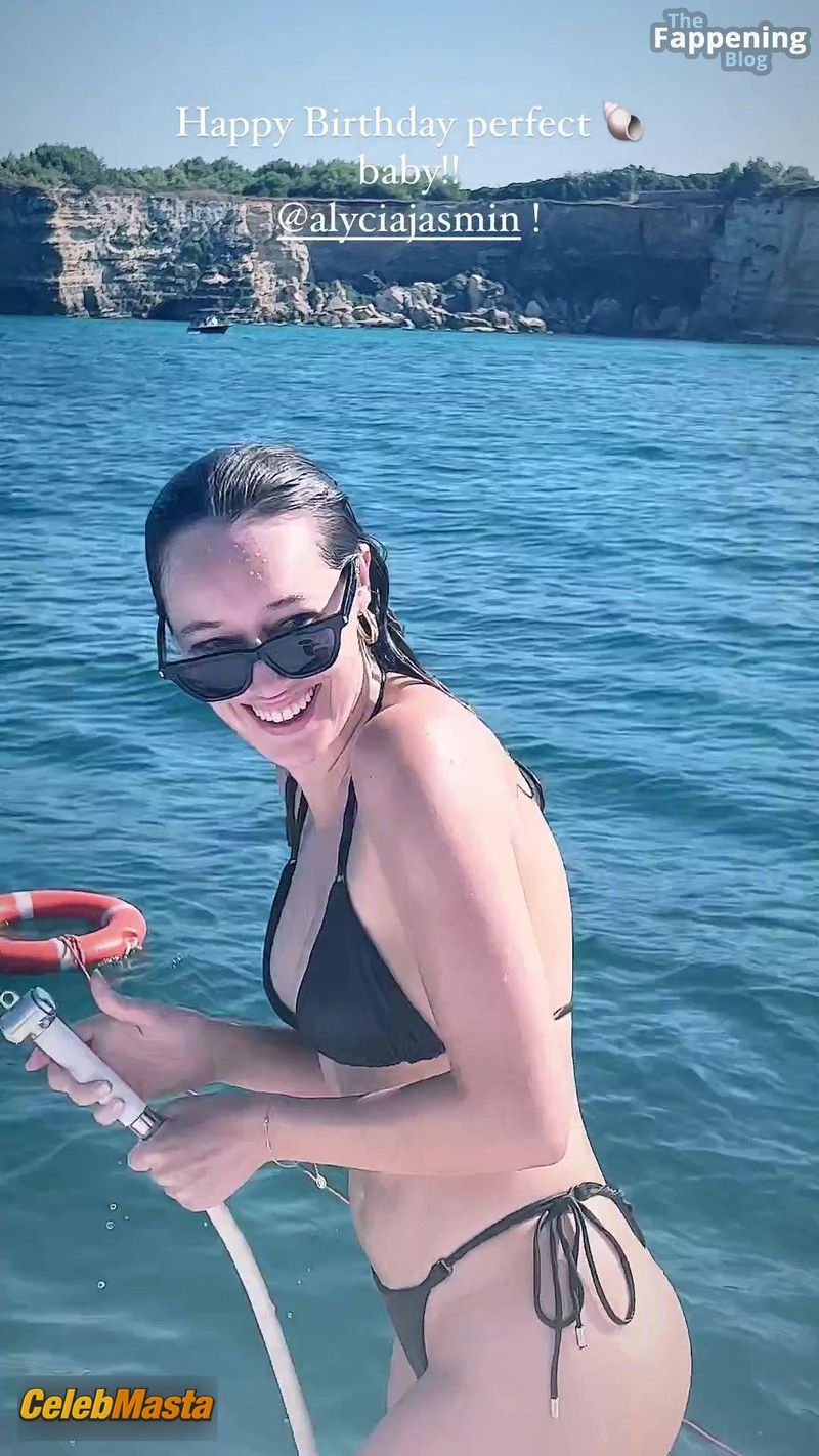 Alycia Debnam Carey’s Sexy Vacation In The Caribbean Photo Gallery photo 2