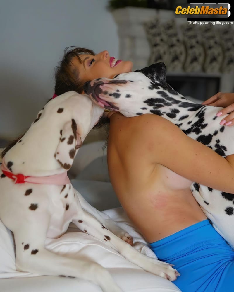 Amanda Cerny Sexy Poses Topless Showing Off Her Sideboob In A Social Media Photoshoot photo 1