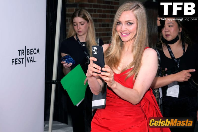 Amanda Seyfried Sexy Seen Flaunting Her Hot Figure At The Tribeca Festival in New York Photo Gallery photo 3