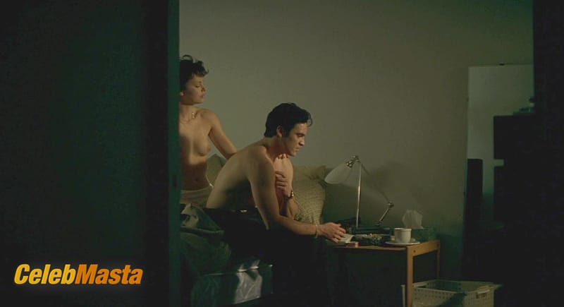 Charlize Theron Topless Photo Set from The Yards photo 2