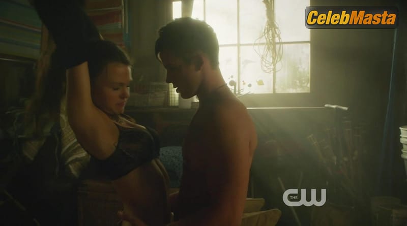 Aimee Teegarden Photo Set from Star-crossed photo 4