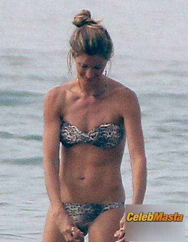 Gisele Bundchen and sister Rafaela head out to the beach with the family in Costa Rica Photo Gallery photo 4