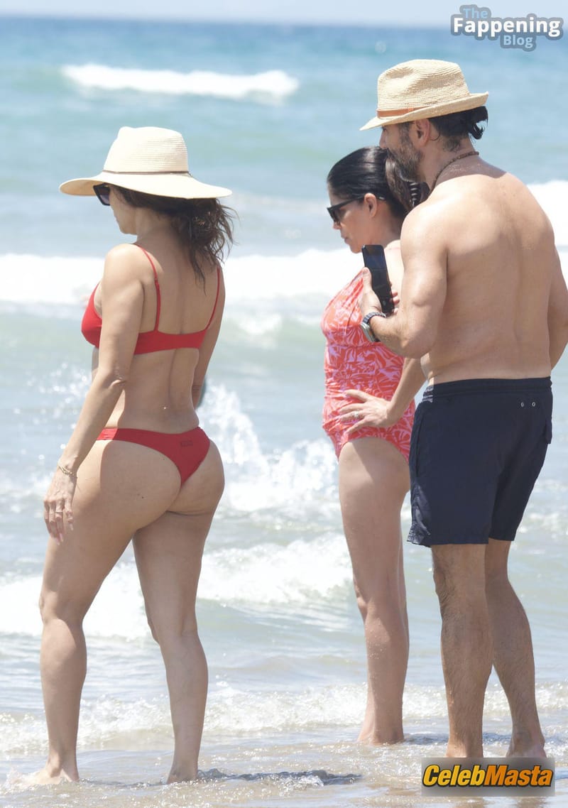 Eva Longoria Stuns In Sexy Marbella Beach Photos photo 4