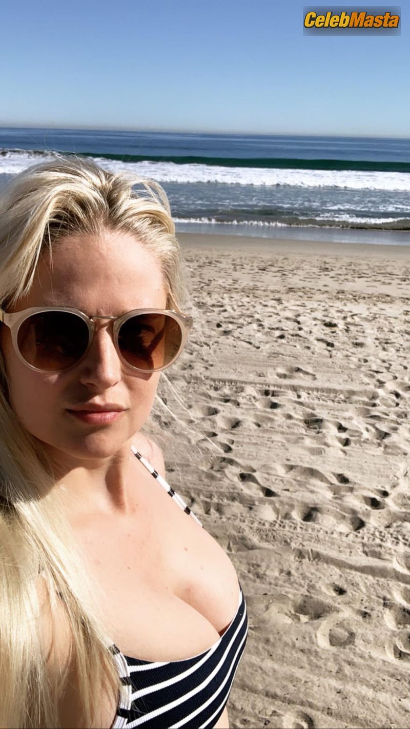 Genevieve Morton sexy and hot bikini photos photo 2