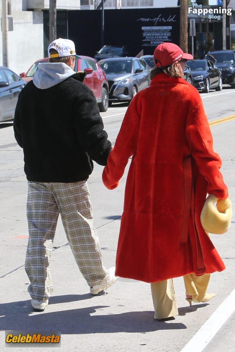 Hailey Baldwin Seen with Justin Bieber Holding Hands and Sharing a Hot Kiss as They Exit the Great White in West Hollywood Photo Gallery photo 2