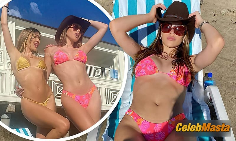 Photo Gallery: Amelia Gray Hamlin And Delilah Hamlin Enjoy A Day On The Beach In Santa photo 1