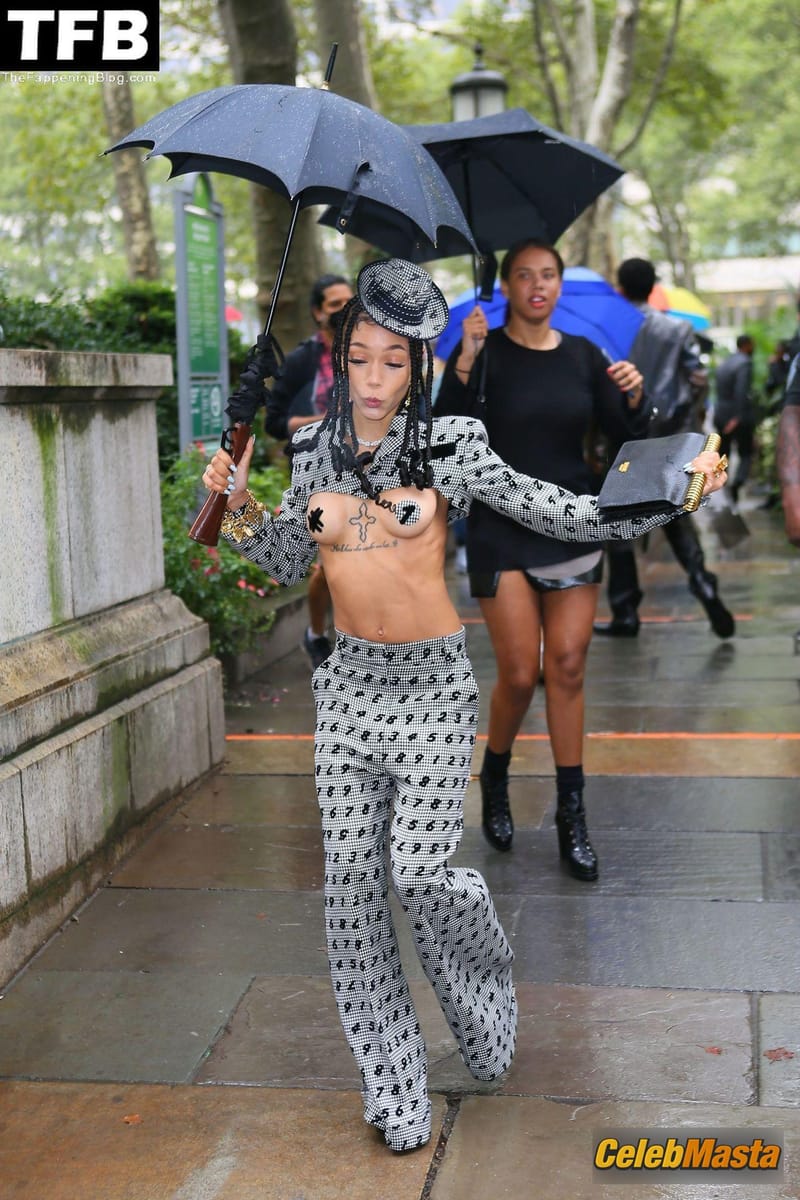Photo Gallery: Coi Leray Sexy Seen Braless Flaunting Her Tits At The Moschino Show In New photo 3