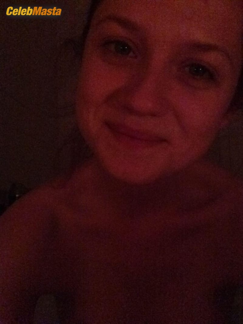 Bonnie Wright Photo Gallery: Sexual Bedroom Photos photo 2
