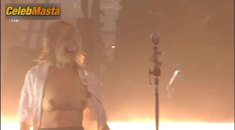 Photo Gallery: Phoebe Bridgers in Salt In The Wound (live At Pukkelpop) photo 2