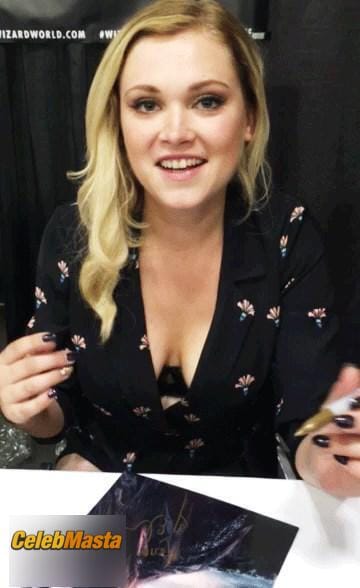 Eliza Taylor Gallery: Sexy Photos In A Restaurant photo 1