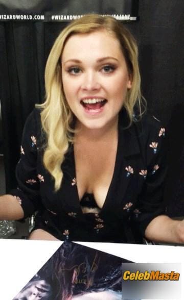 Eliza Taylor Gallery: Sexy Photos In A Restaurant photo 2
