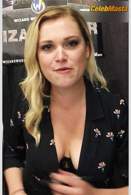 Eliza Taylor Gallery: Sexy Photos In A Restaurant photo 4