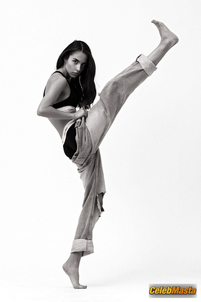 Rebecca Bagnol Pics: Takes Off Her Jeans And Underwear To Get photo 3