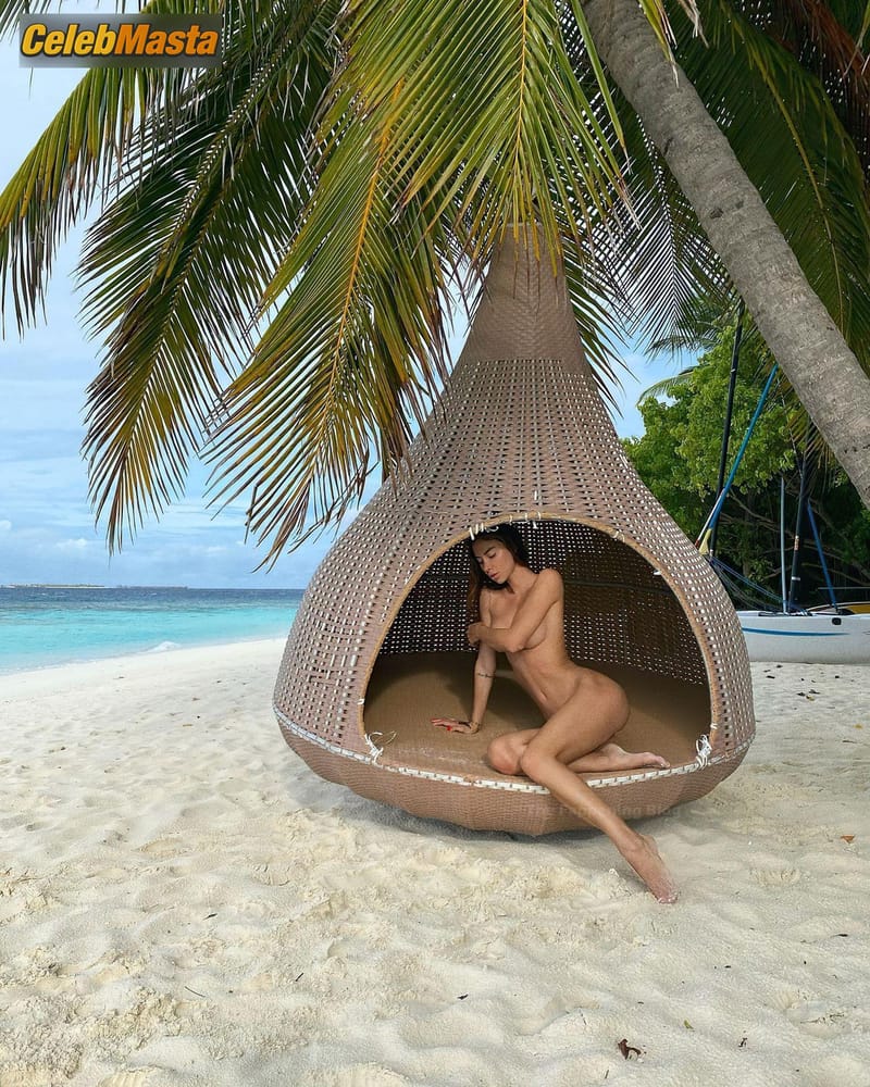 Valentina Fradegrada Gallery: On The Beach In The Maldives photo 3