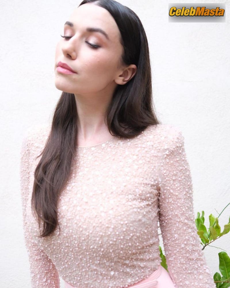 Photo Gallery: Grace Fulton New Sexy Photos photo 4